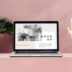Notebook met een websiteontwerp op het scherm